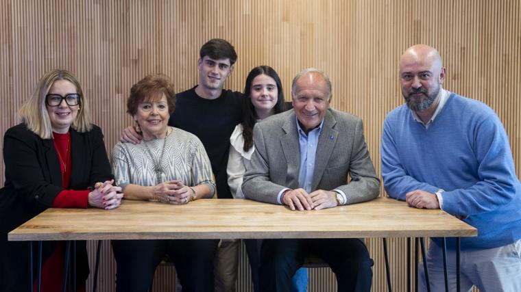 Laura Fraile con sus padres, César y Laura, y su marido, Pablo. Detrás, sus hijos, Hugo y Lauri