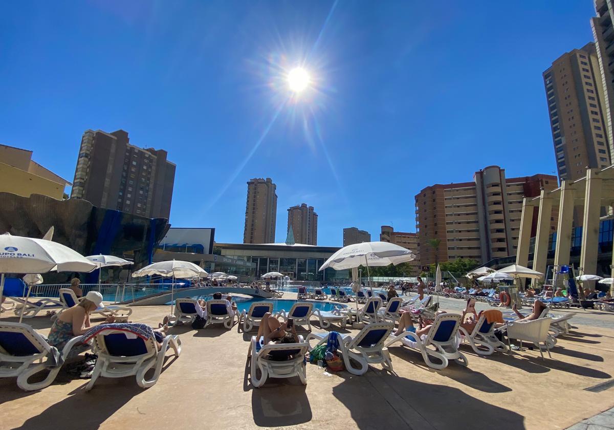 La piscina de un hotel en una imagen de archivo