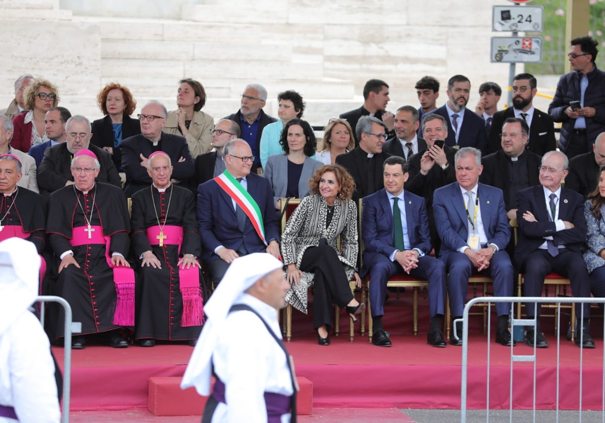 El presidente de la Junta de Andalucía, Juanma Moreno, y otras autoridades en el palco antes de ver a El Cachorro