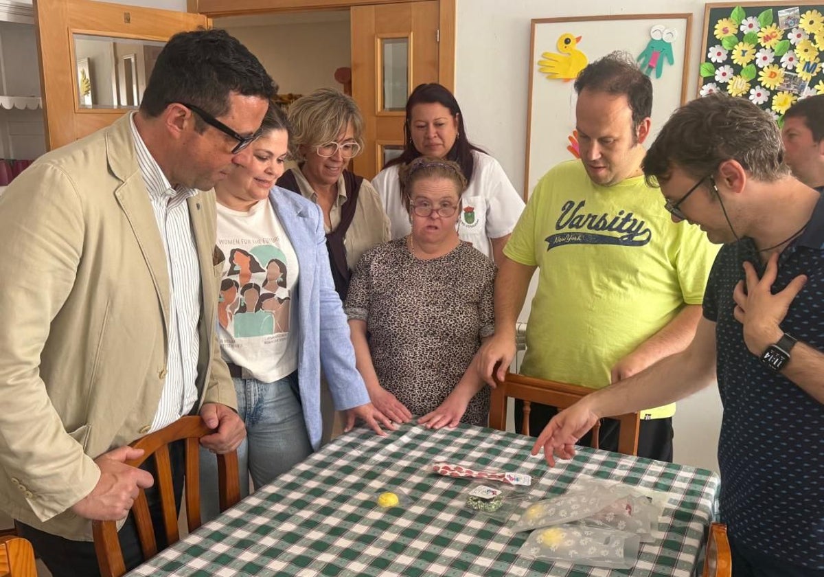 El director general de Discapacidad ha visitado este sábado una vivienda de apoyo en Consuegra