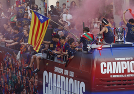 Íñigo Martínez celebra la victoria del Barça en la rúa con una gran 'estelada'
