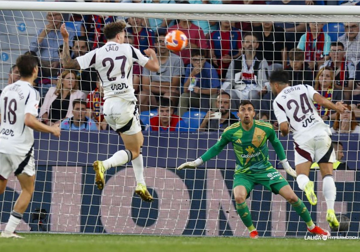 El gol del Levante llegó en la última jugada del primer tiempo, cuando Rivero se resbaló y Pepe Sánchez perdió la pugna con Brugué