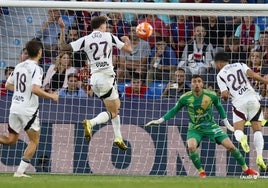 1-0: El Albacete, con un autogol de Pepe Sánchez y la expulsión de Jaume Costa, regala medio ascenso al Levante