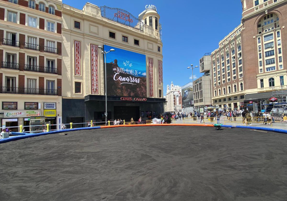 Montaje del terrero de lucha en la plaza de Callao