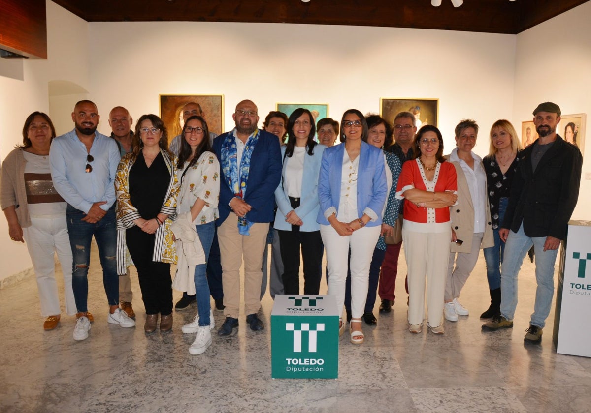 Arribas y Martín junto al grupo de artistas que exponen en San Clemente