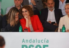 María Jesús Montero (derecha) escucha a María Márquez durante el Comité Director del PSOE andaluz en San Juan de Aznalfarache (Sevilla), este viernes