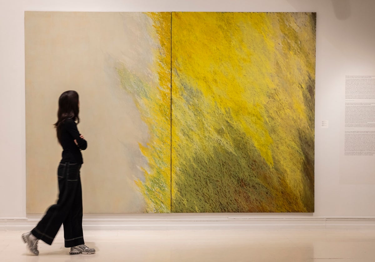 Imagen de una mujer observando una obra de arte