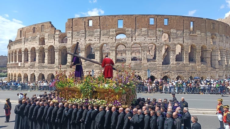 Colosal desfile del Nazareno de León por la Roma imperial