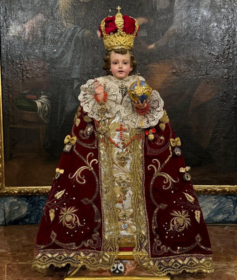 El Milagroso Niño Jesús de Praga, vestido para la procesión del domingo