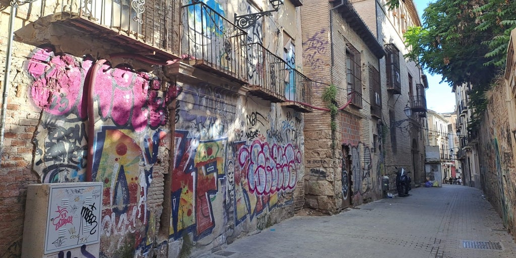 Grafitis y pintadas en Granada: un problema eterno que no sólo ensucia la Alhambra