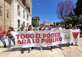 Toni Valero (a la izquierda), diputado de IU, este sábado en la marcha de Málaga en defensa de la sanidad pública