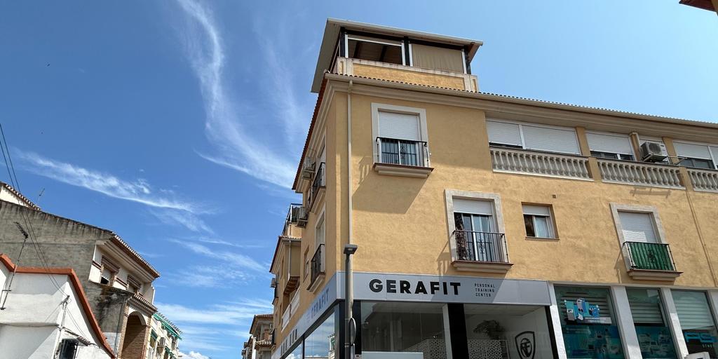 Hiere con arma blanca a su mujer y su hijo en un pueblo de Granada y se suicida tirándose por un balcón