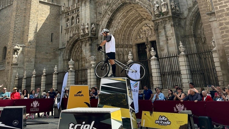Exhibición de Alejandro Montalvo, doble campeón del mundo de trial bici, frente a la catedral de Toledo