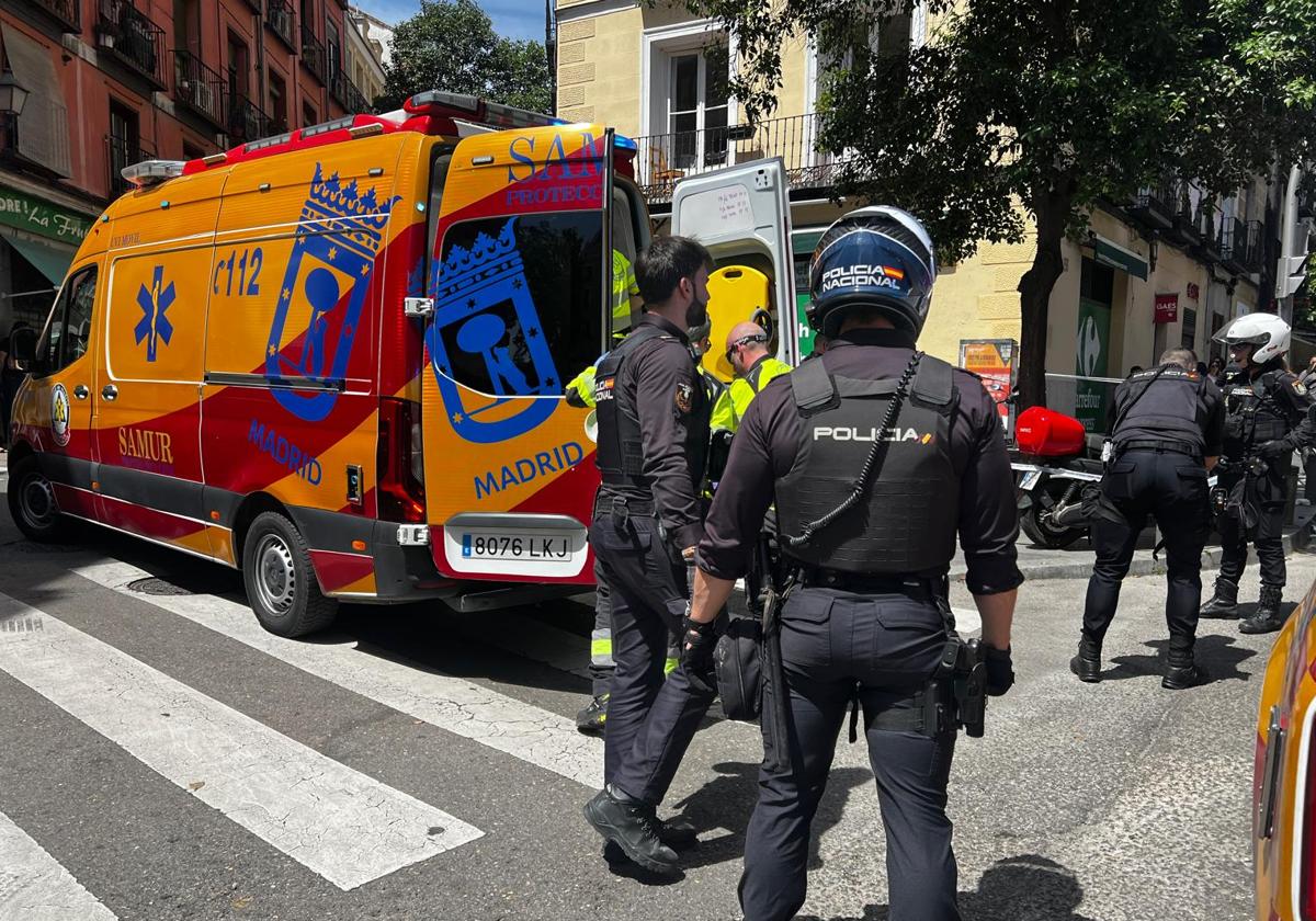 Agentes de la Policía Nacional y Samur-PC en el lugar de la agresión