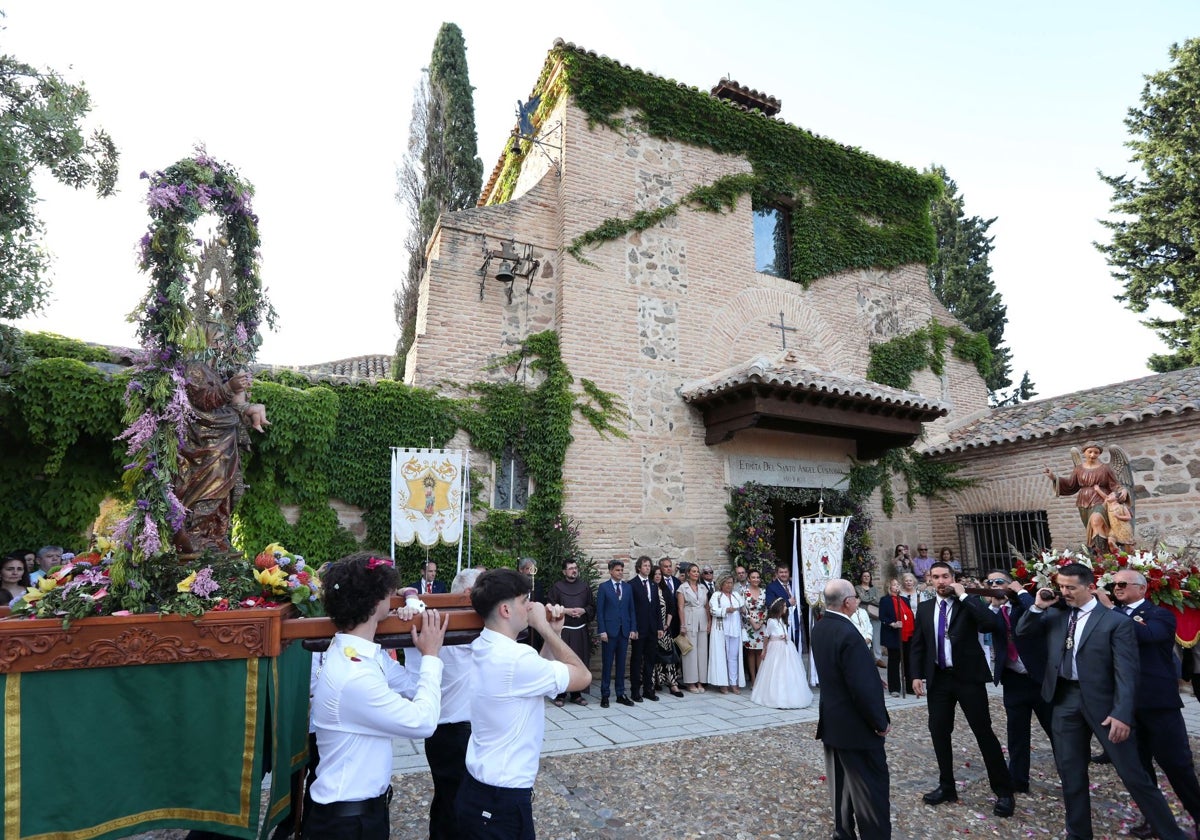 Momento en el que se han encontrado las dos imágenes en el patio de la ermita