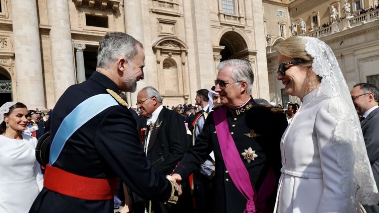 Los Reyes han saludado a Felipe y Matilde de los Belgas en la plaza de San Pedro