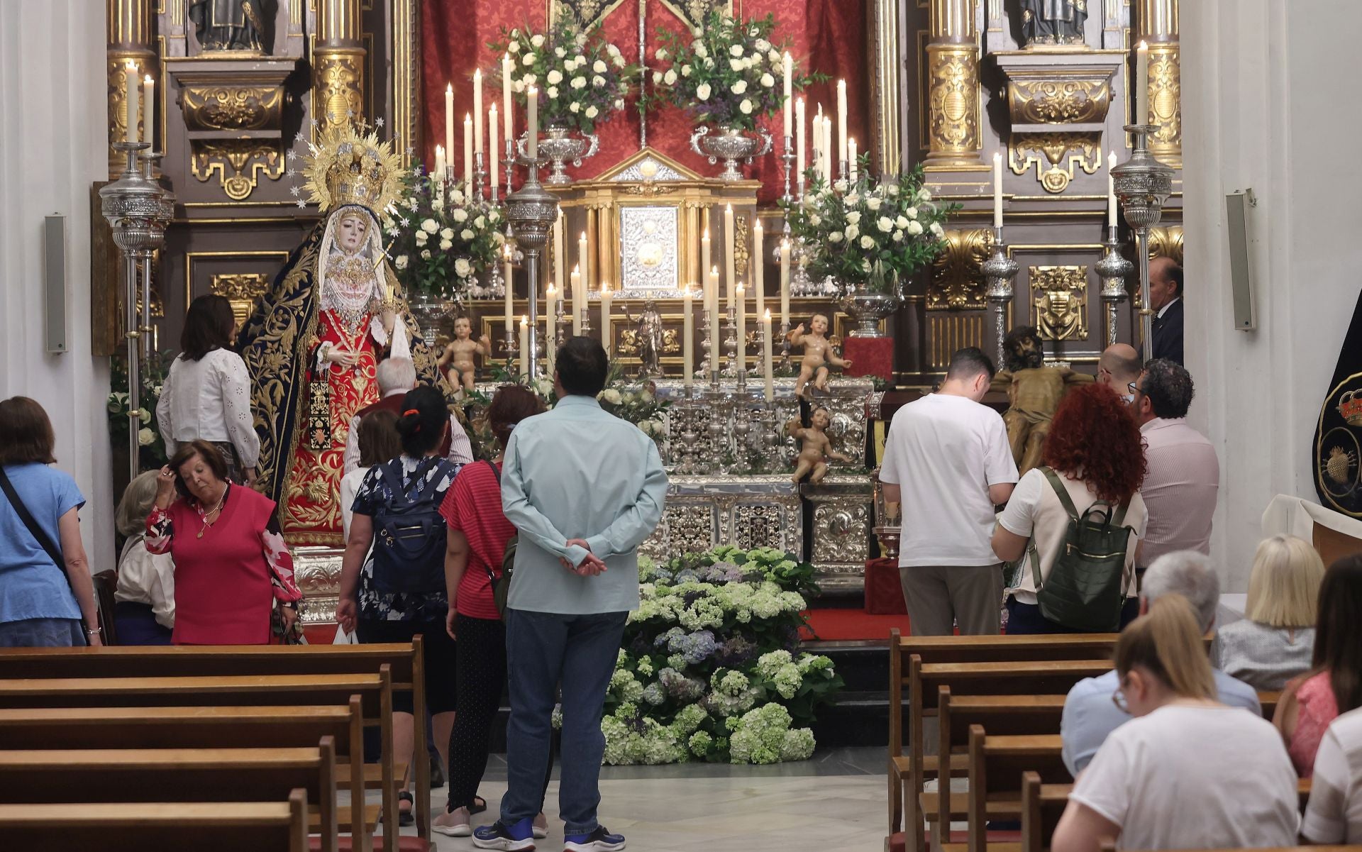 Las mejores imágenes del besamanos a la Virgen de los Dolores de Córdoba