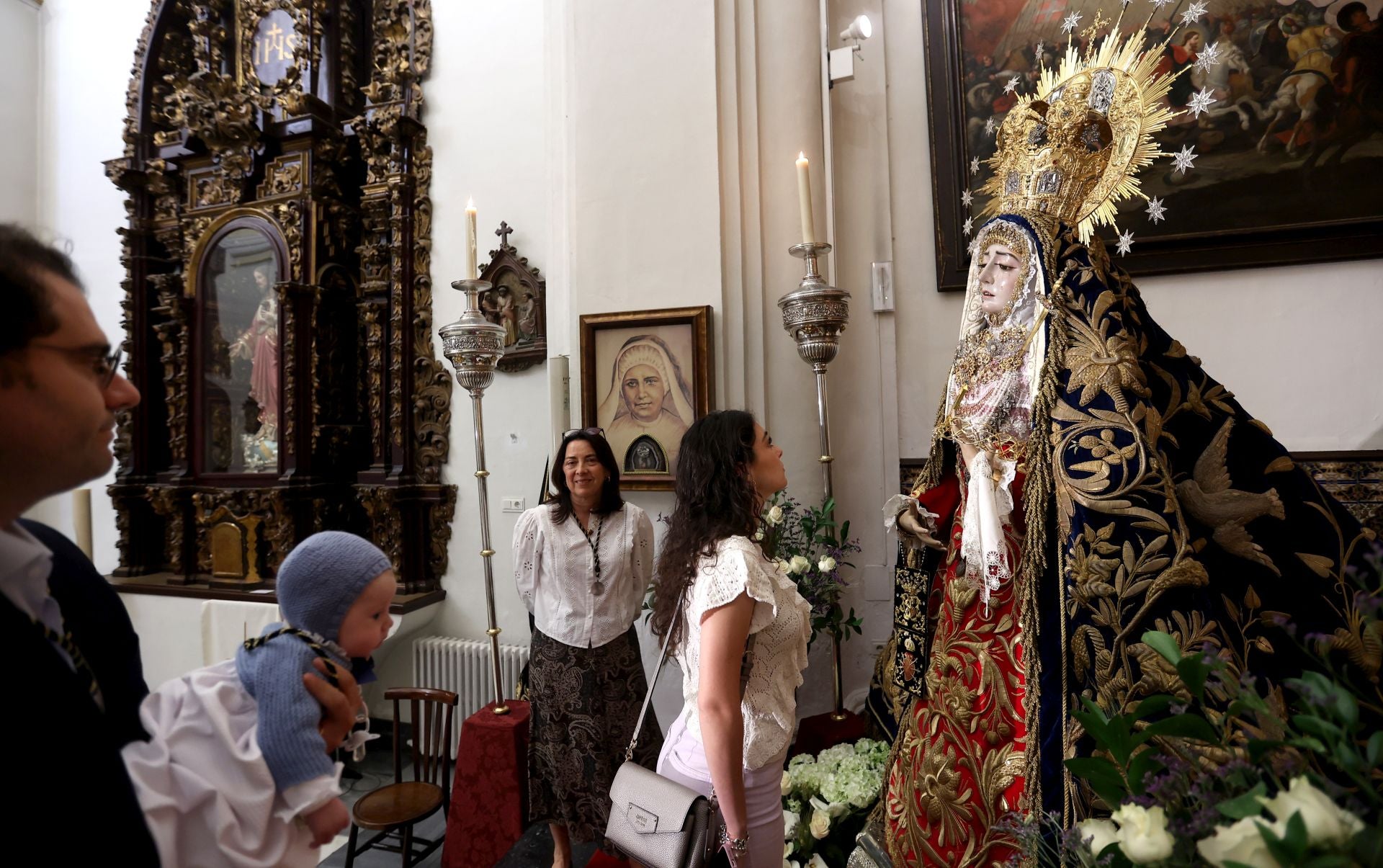 Las mejores imágenes del besamanos a la Virgen de los Dolores de Córdoba