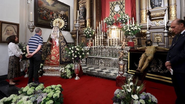 Las mejores imágenes del besamanos a la Virgen de los Dolores de Córdoba