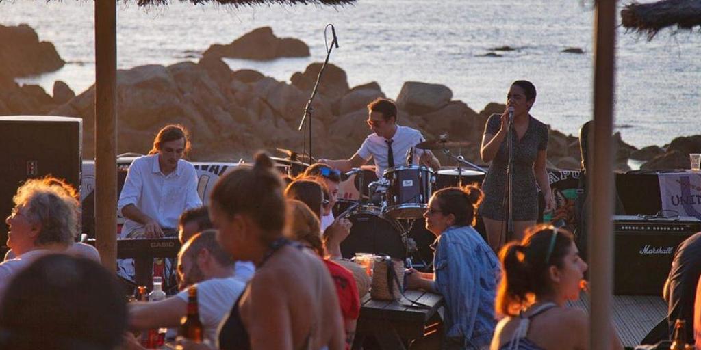 El popular chiringuito de Vigo que acaba de inaugurar temporada de verano: música en directo y atardeceres con vistas a las Islas Cíes