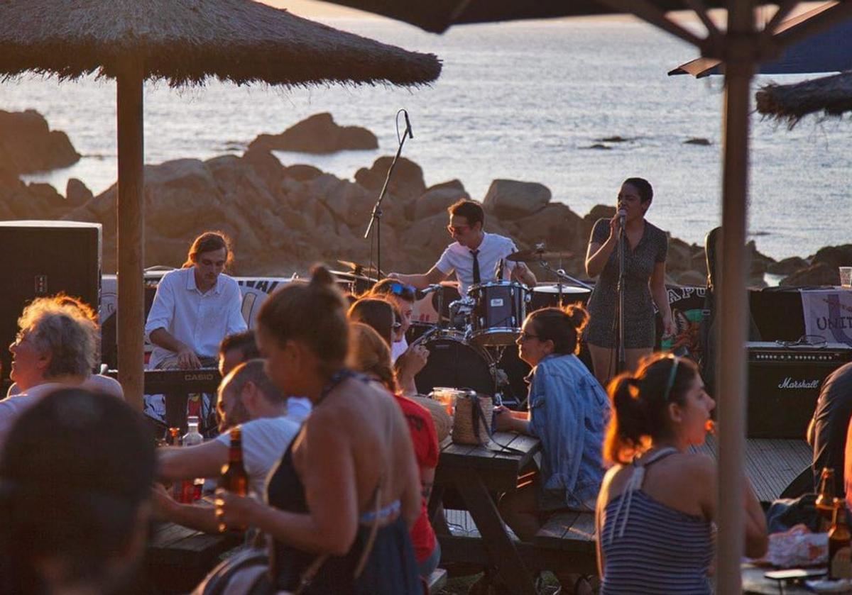 El popular chiringuito de Vigo que acaba de inaugurar temporada de verano: música en directo y atardeceres con vistas a las Islas Cíes