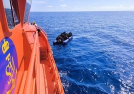 Imagen de archivo de una patera neumática rescatada por Salvamento Marítimo
