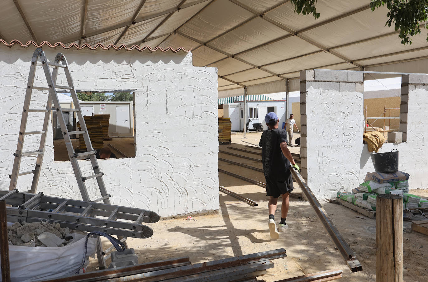 El montaje de las casetas de la Feria de Córdoba, en imágenes