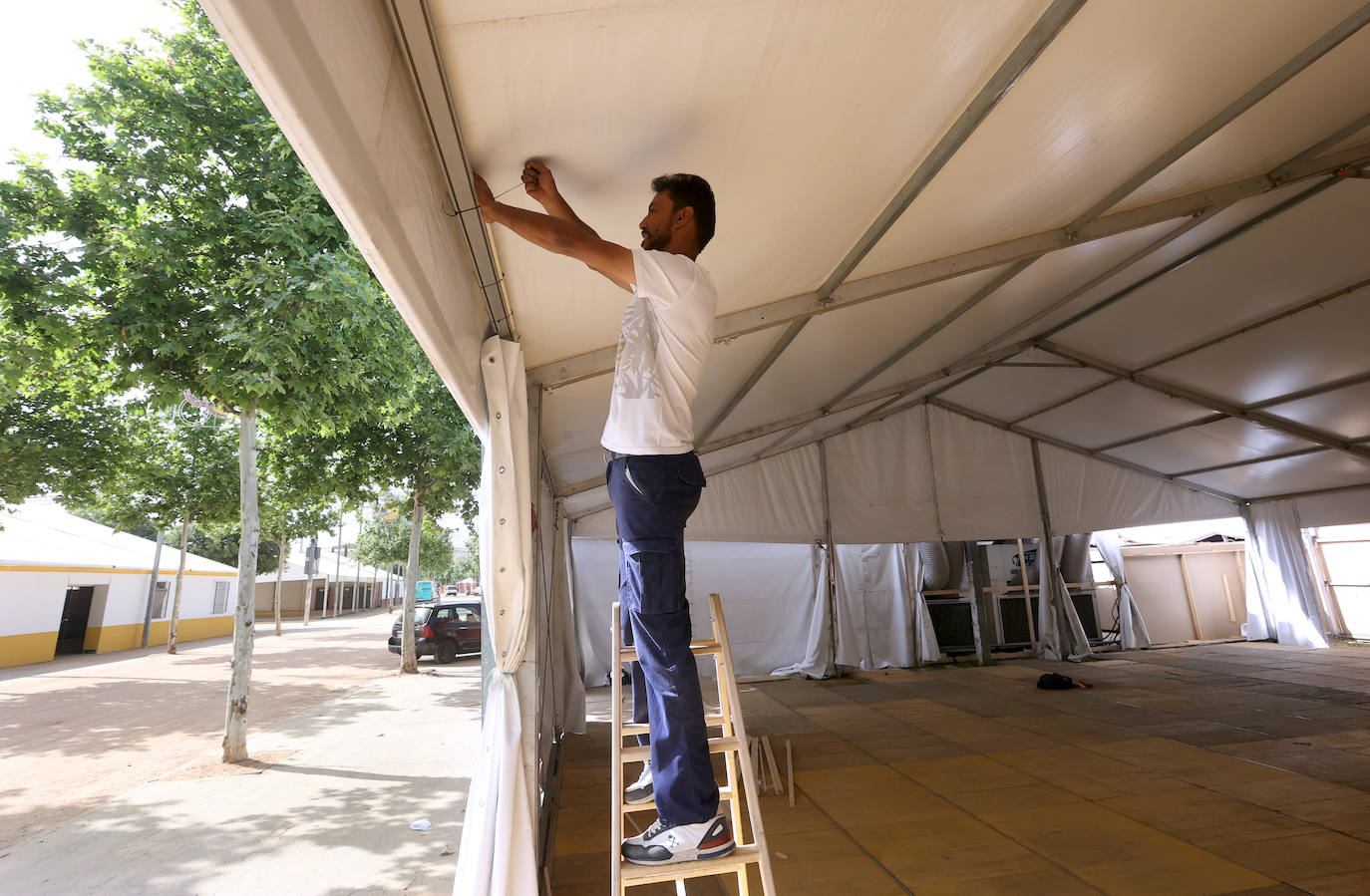 El montaje de las casetas de la Feria de Córdoba, en imágenes