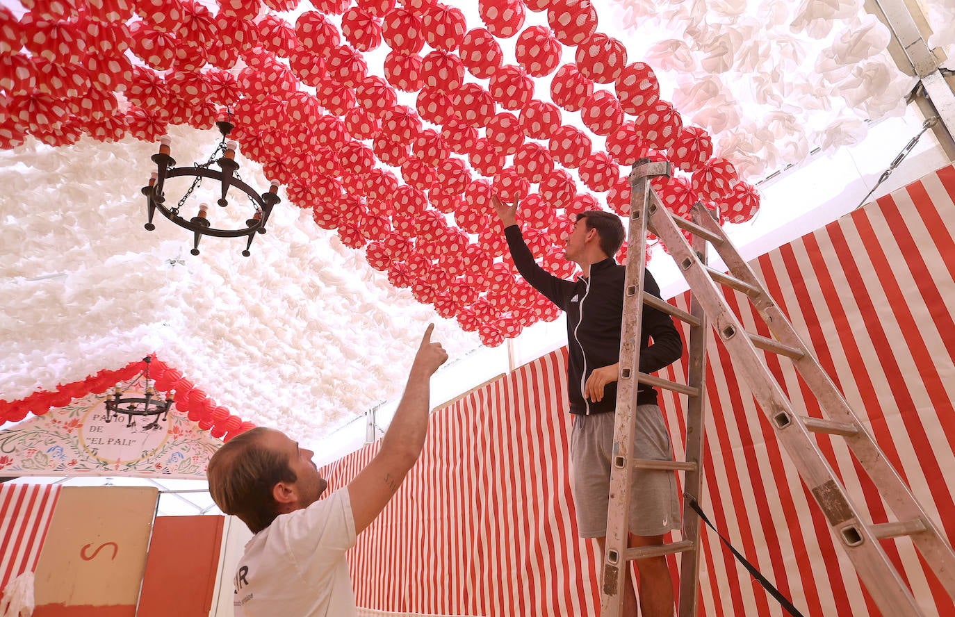 El montaje de las casetas de la Feria de Córdoba, en imágenes