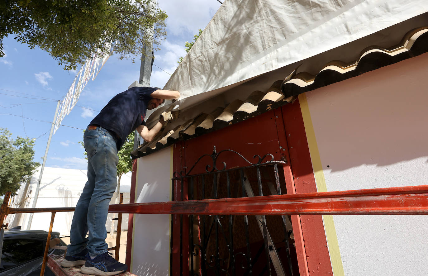El montaje de las casetas de la Feria de Córdoba, en imágenes