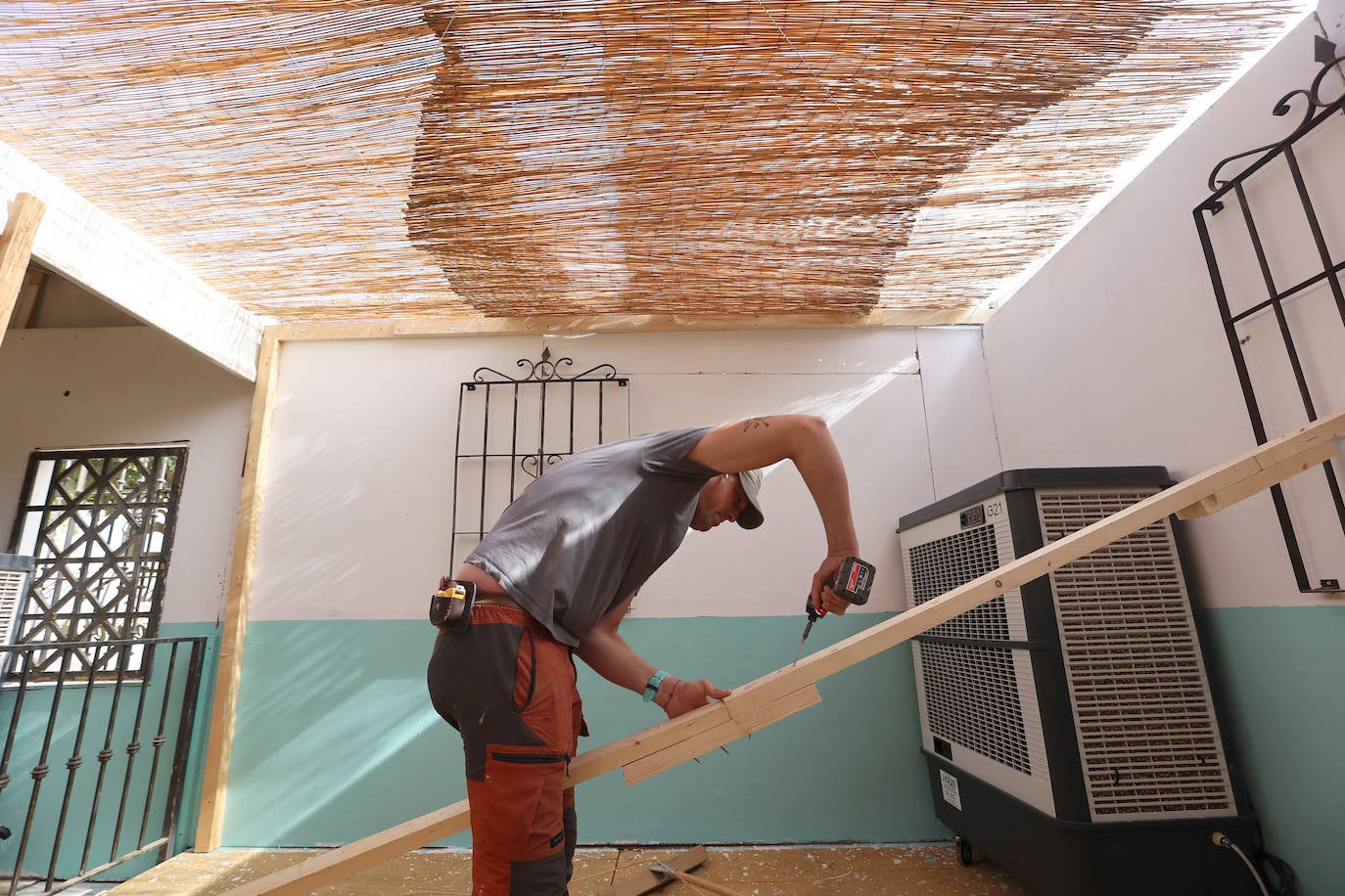 El montaje de las casetas de la Feria de Córdoba, en imágenes