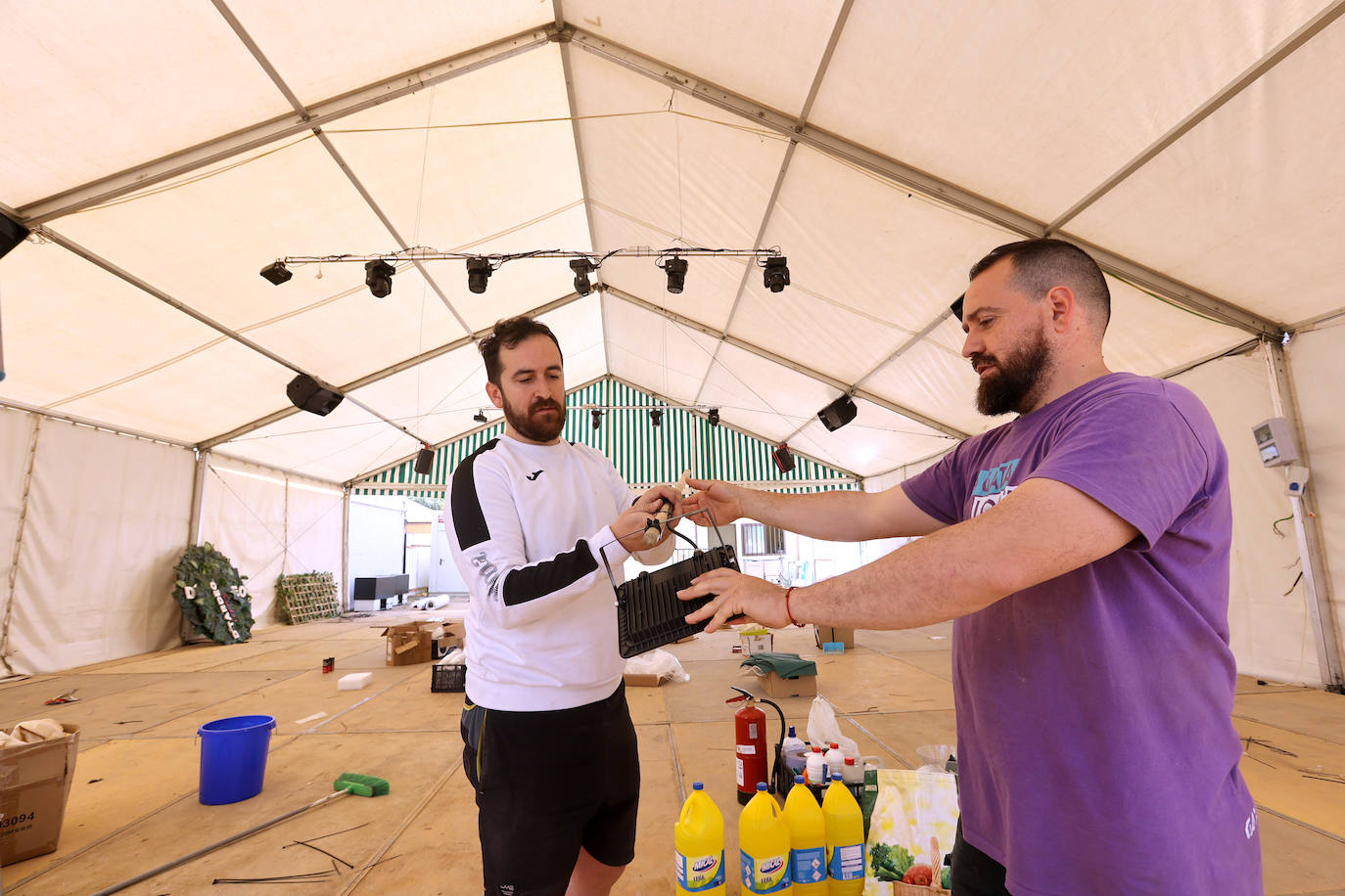 El montaje de las casetas de la Feria de Córdoba, en imágenes
