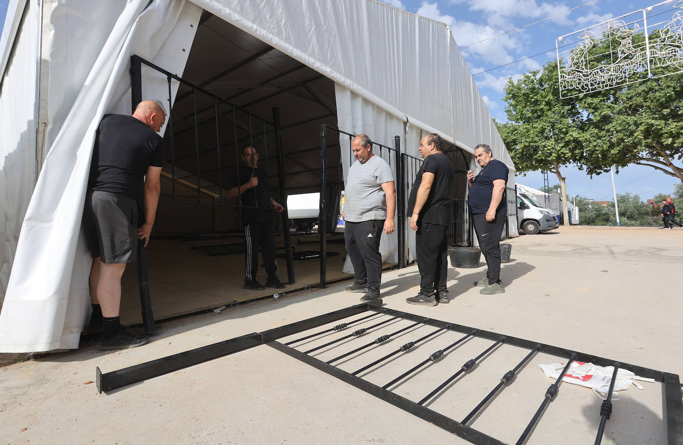 El montaje de las casetas de la Feria de Córdoba, en imágenes