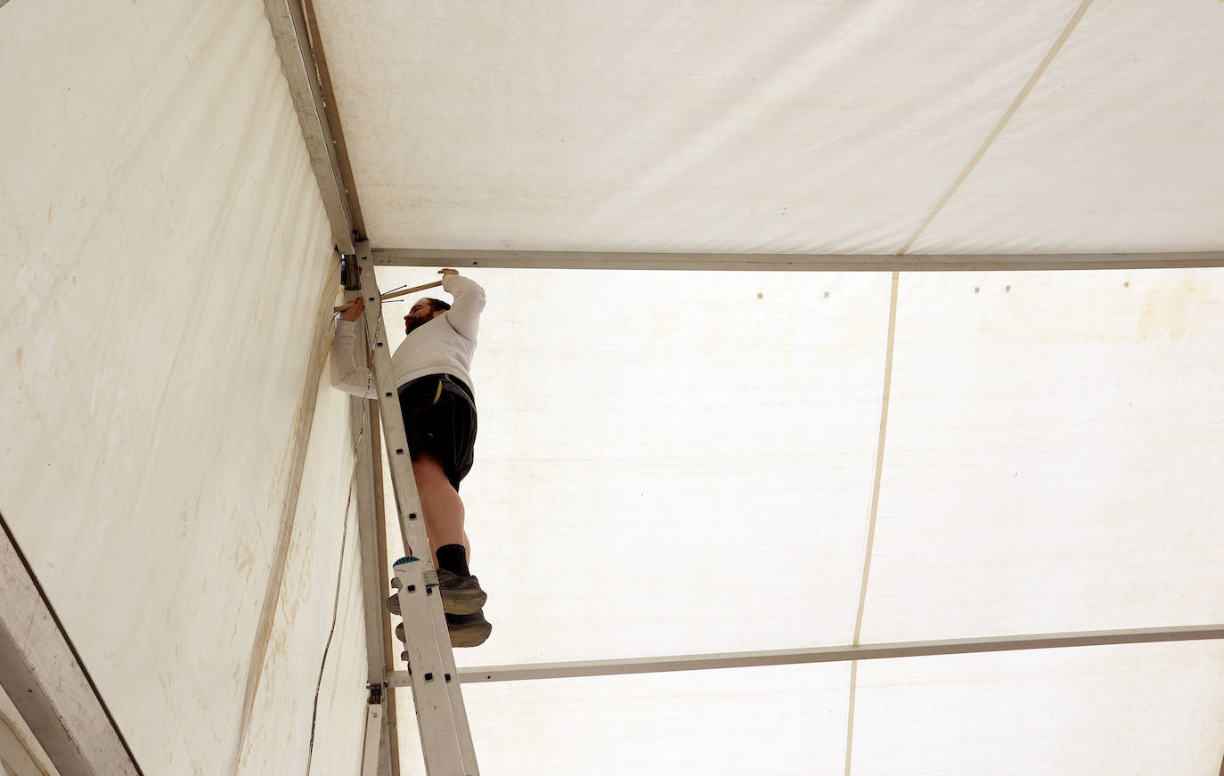 El montaje de las casetas de la Feria de Córdoba, en imágenes