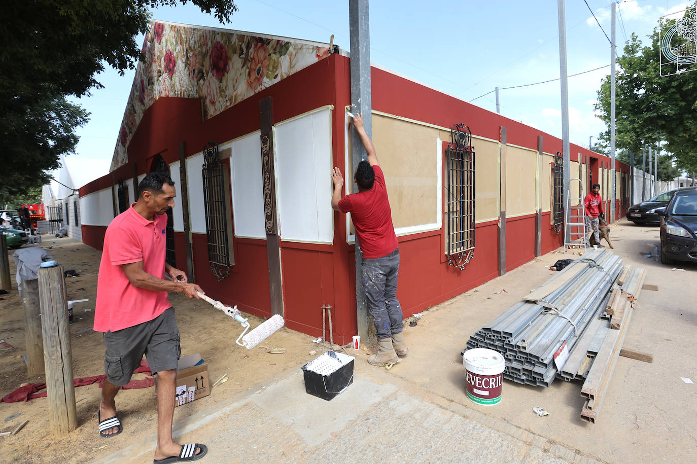 El montaje de las casetas de la Feria de Córdoba, en imágenes