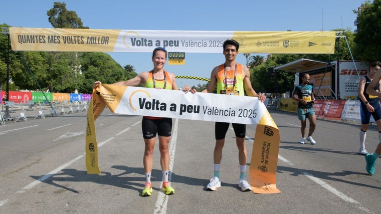 Imagen de los ganadores de la Volta a Peu 2025, Santiago Brunet y Noelia Juan