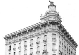 El primer edificio que se acabó en la Gran Vía, coronado por la loba capitolina