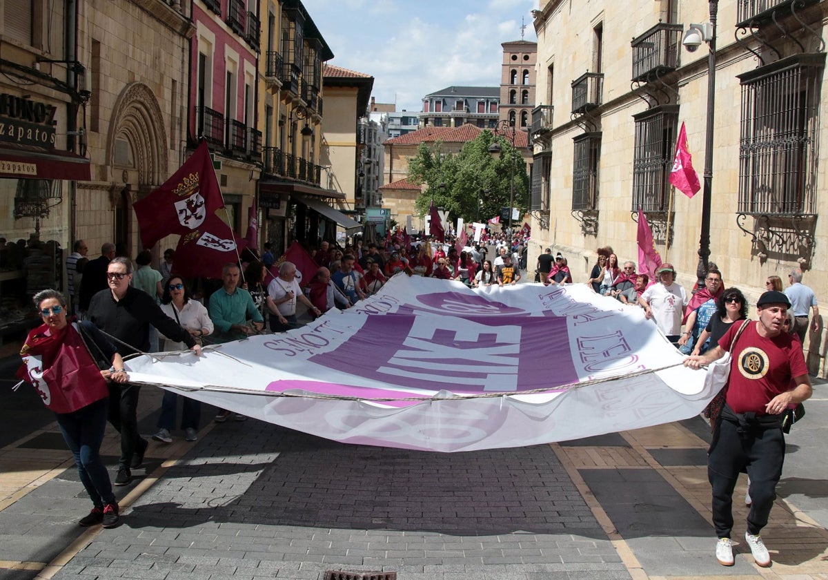 Manifestantes en la convocatoria de Conceyu País Llionés y Xuntanza Llionesista en León