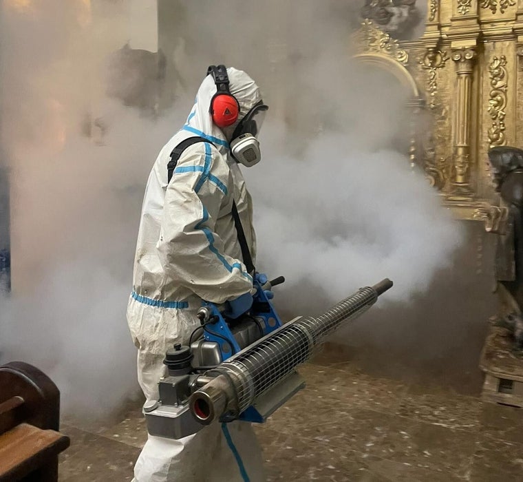 Imagen de la desinfección llevada a cabo por el IVCR+i en la iglesia de Picanya (Valencia)
