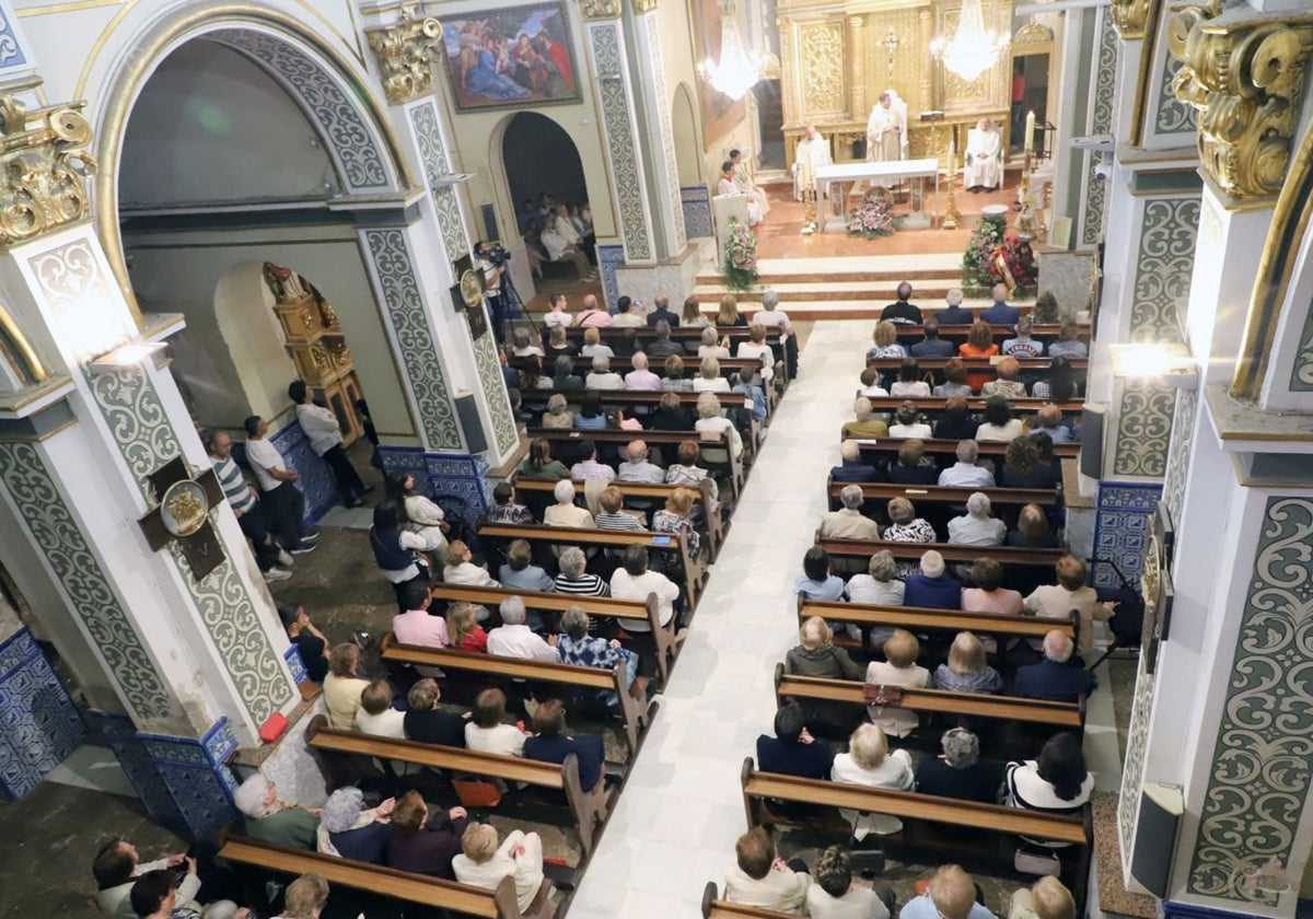 Imagen de la primera misa tras la dana, este sábado, en la iglesia de Picanya (Valencia)
