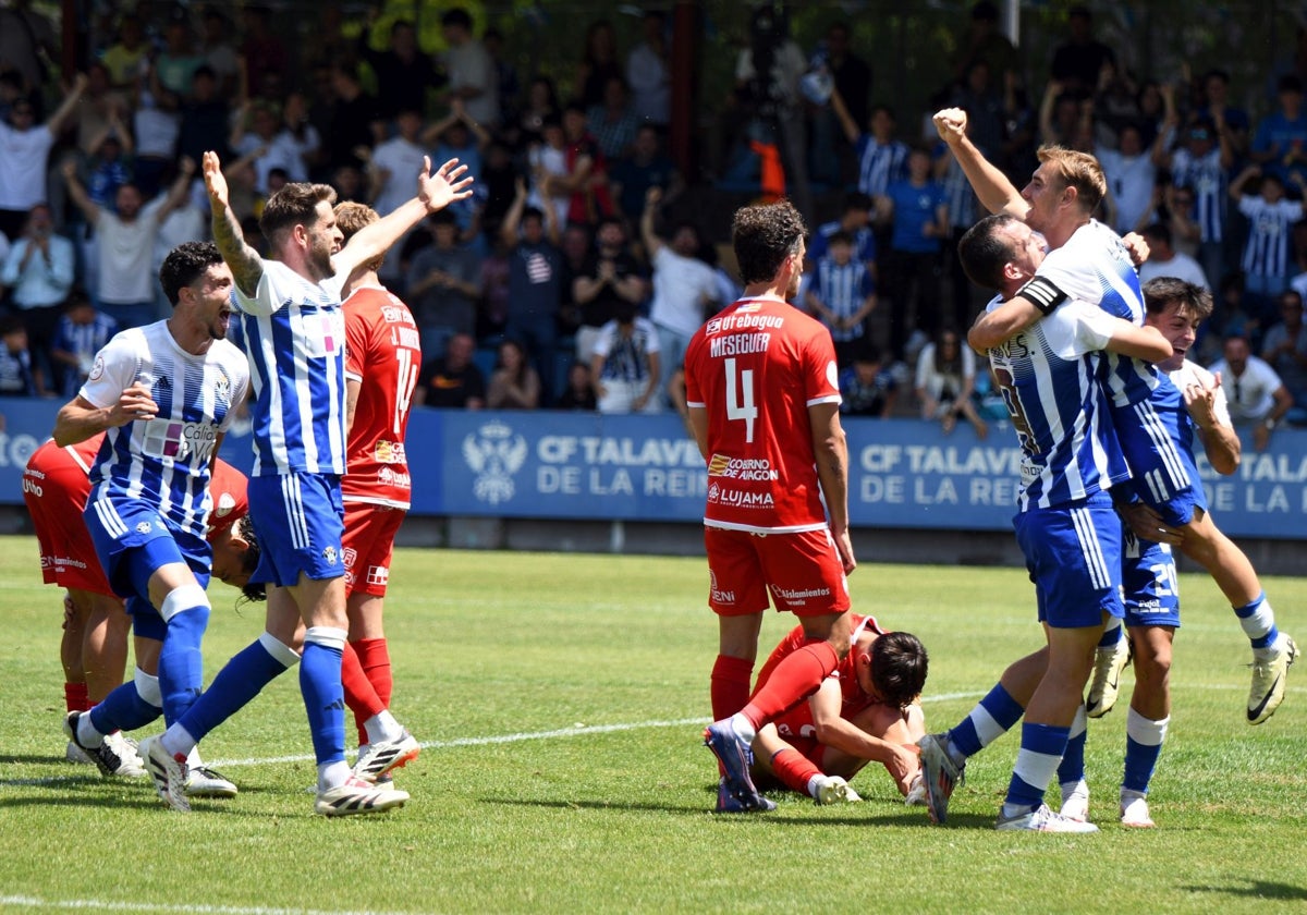 Los jugadores blanquiazules celebran el pase