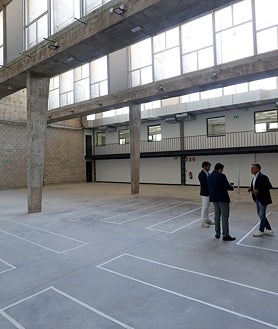 Imagen secundaria 2 - La vieja Escuela de Agrónomos fue construída entre 1963 y 1969 bajo el diseño de Fernando Moreno Barberá, un icono del modernismo arquitectónico. A partir de ahí, las obras del Campus Córdoba han respetado la esencia de este edificio protegido (salón de actos, talleres, aulas...) pero dándole una versatilidad y conexión que multiplica sus opciones. La luminosidad natural predomina en todos los ambientes.