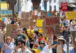Miles de personas salen a las calles en Canarias para pedir medidas que garanticen un «futuro» en las islas