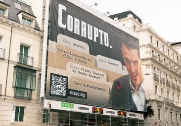 Hazte Oír despliega una lona de Pedro Sánchez frente al Congreso: «Corrupto»