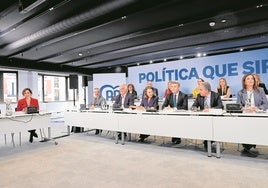 Ayuso prioriza el debate ideológico y evita el choque por las primarias con Génova