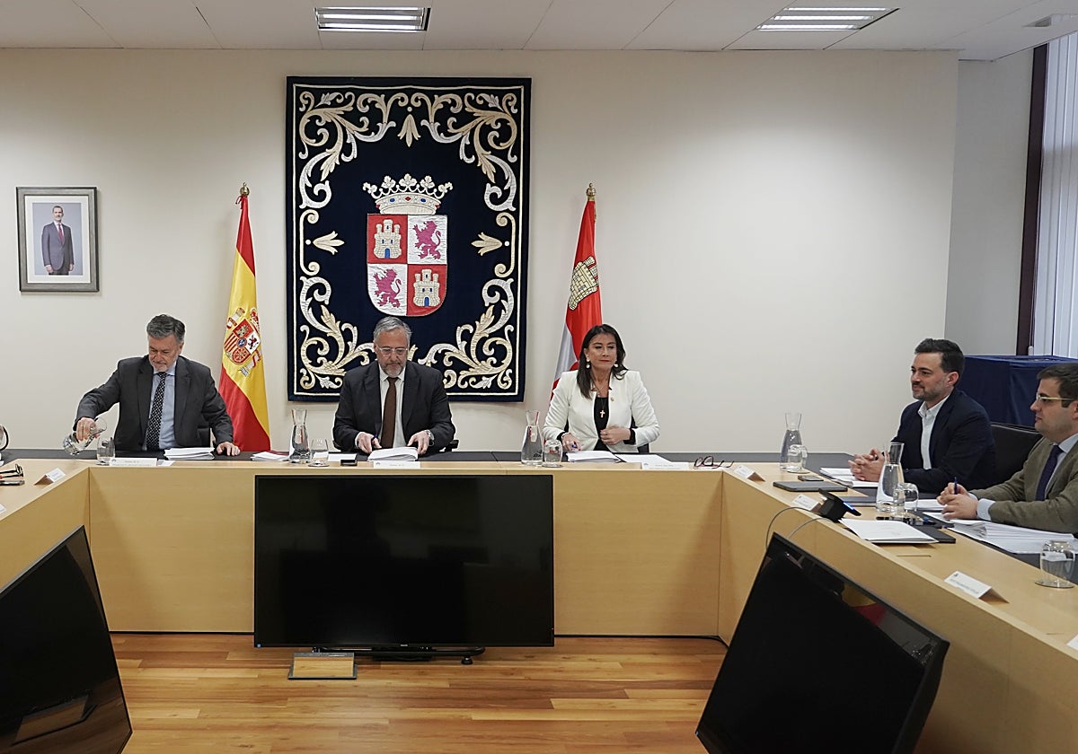 Miembros de la Mesa de las Cortes y el letrado mayor, a la derecha