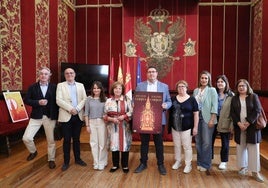 El concejal, con el cartel, y los miembros del jurado de este año