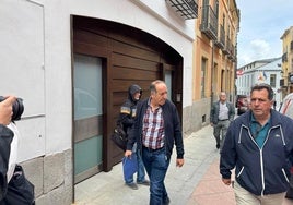 El alcalde acusado de cantar una canción que hacía apología de la pederastia declara ante el juez: «Todo ha ido bien»