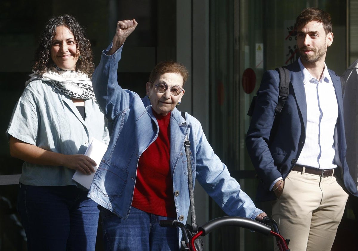 Blanca Serra, este lunes, antes de declarar ante la Fiscalía tras admitirse su querella por torturas de la policía franquista