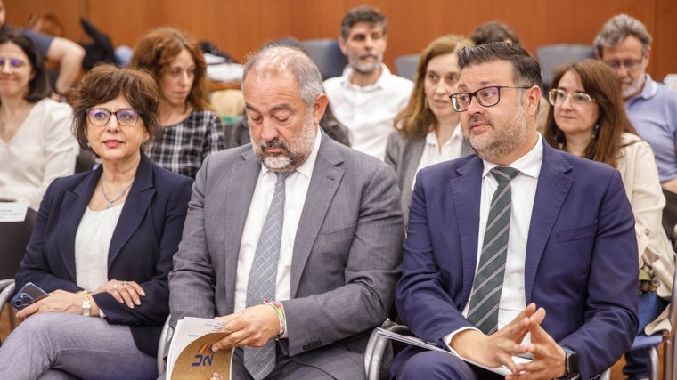 El rector de la Universidad de Castilla-La Mancha, Julián Garde, junto al consejero de Educación